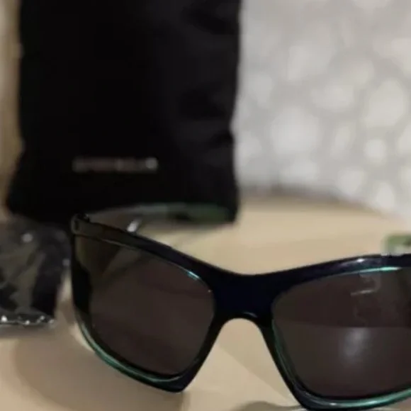 Givenchy GV40051I Sunglasses - Picture 8 of 9